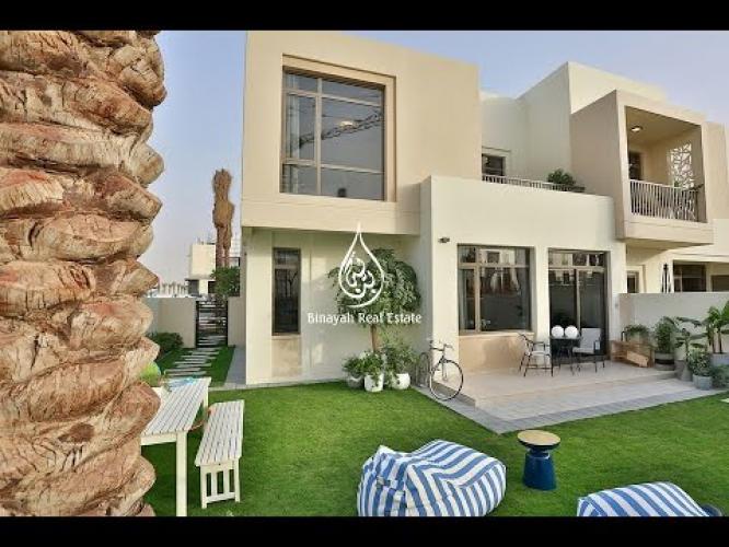 Hayat Townhouses, Town Square